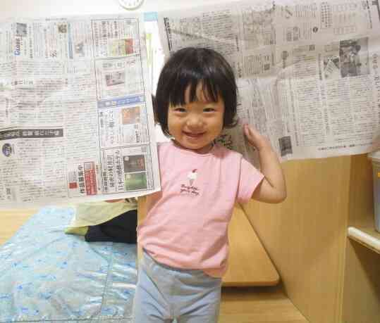 新聞紙のカーテンからばぁっ！