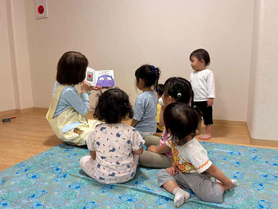 ☆夕方の絵本タイム☆
