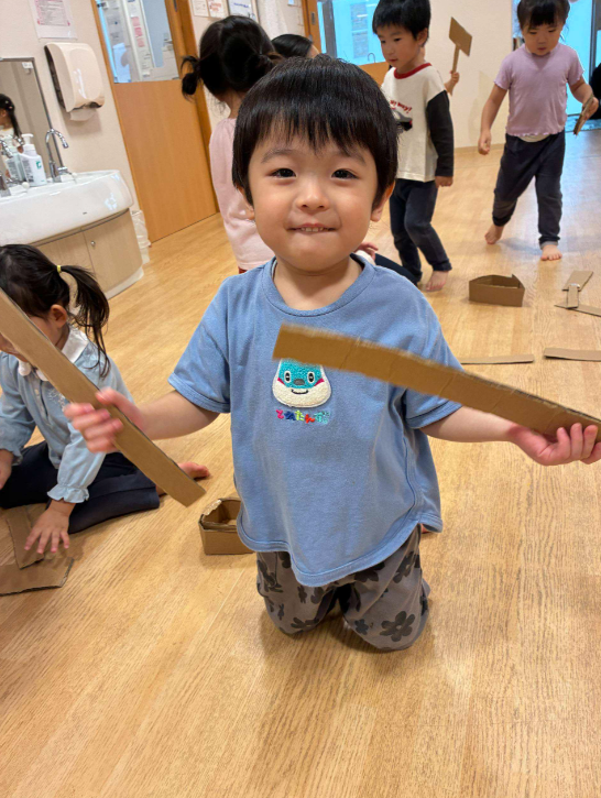 段ボールを使って廃材あそび☆