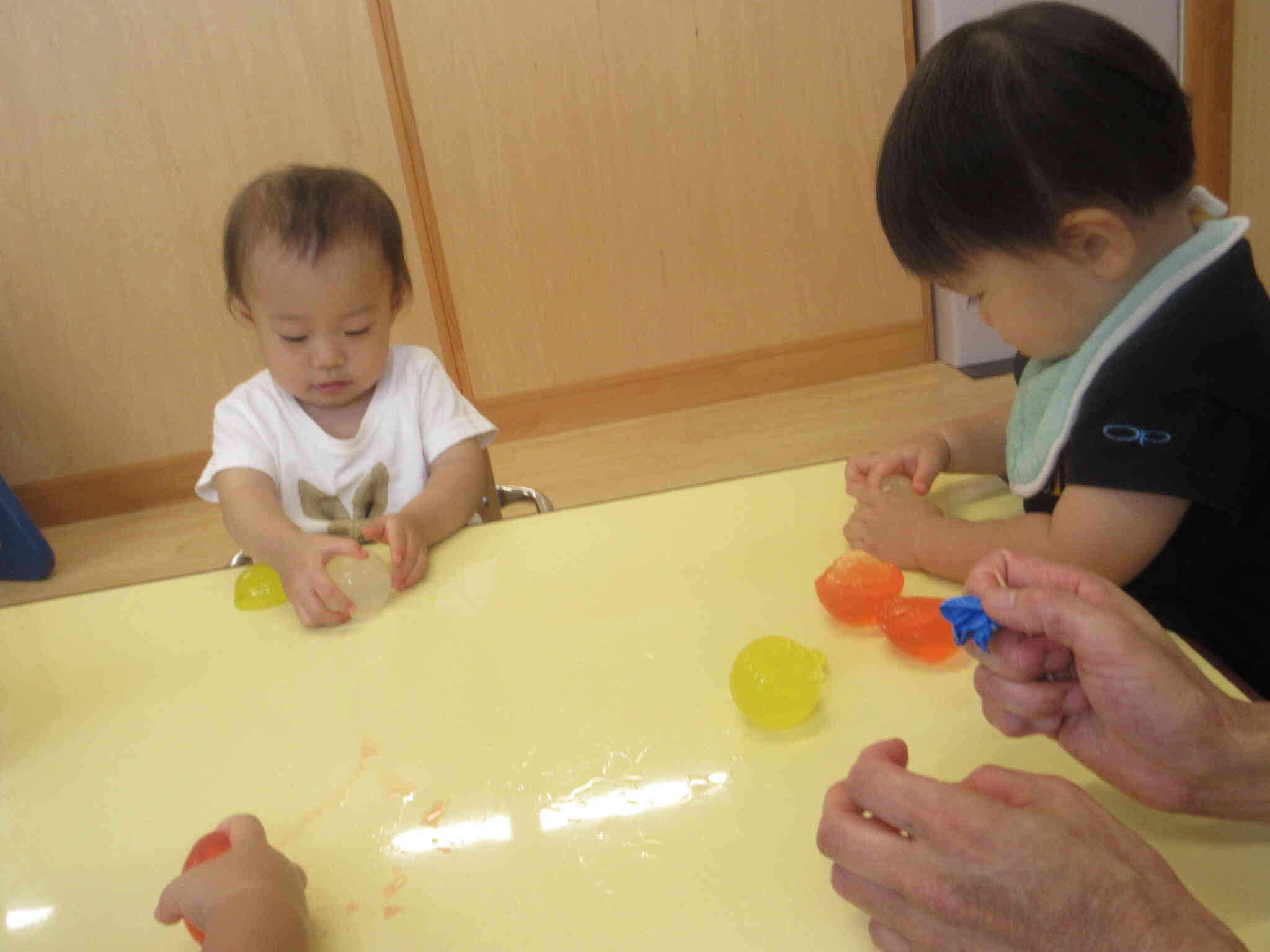 感触遊びにいつも慎重なＨちゃん。今回は自分で手を伸ばして寒天をさわってみようとする姿がありました