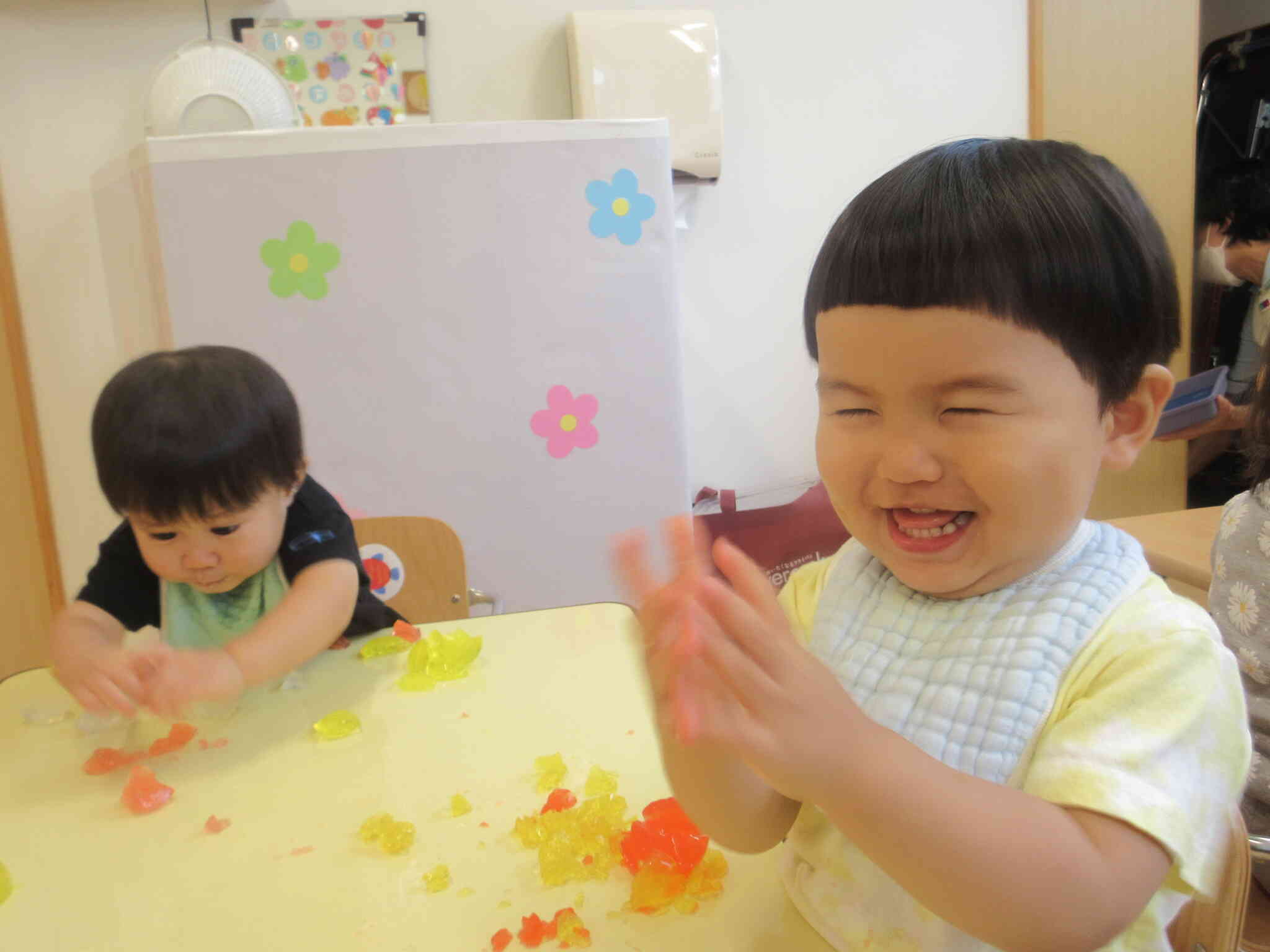 パチンを手を叩いて手についた寒天を飛ばすのを楽しんでいました