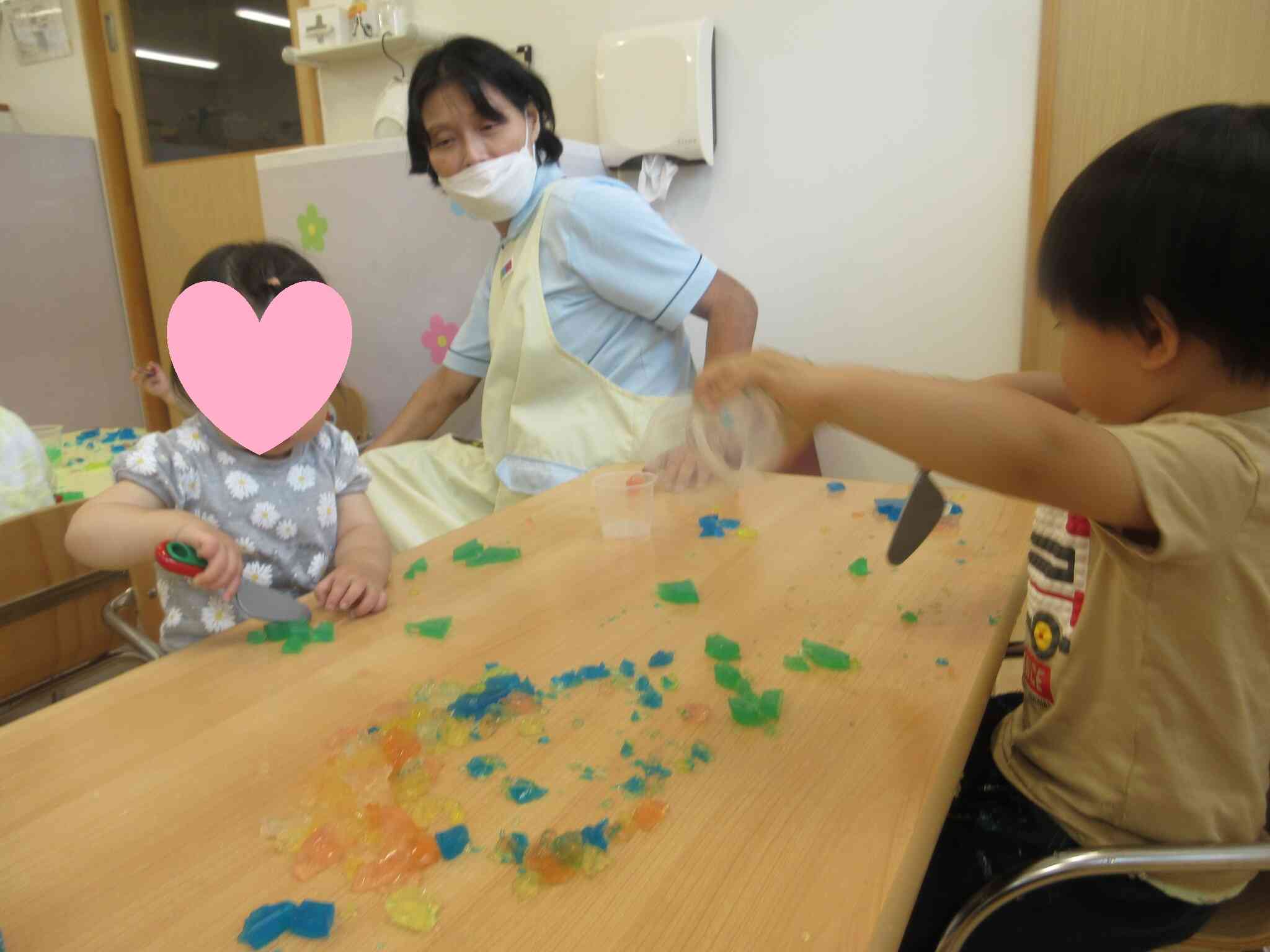 玩具の包丁で切ってみよう！
