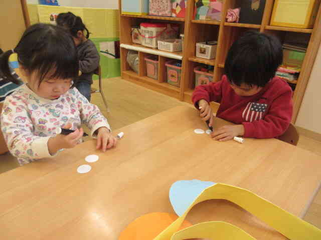 鬼さんのサンバイザーを作ろう！(2歳児：うさぎ組)｜ニチイキッズ吉成