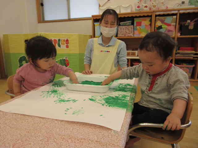 フィンガーペイントをダイナミックに楽しむ子どもたち。これからもたくさん絵の具遊びしようね♪