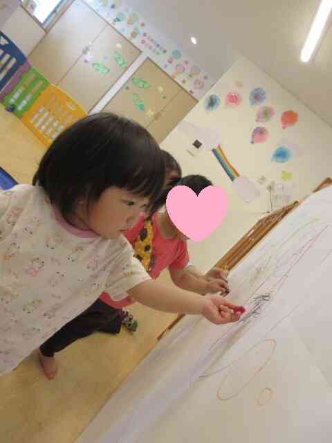 ここにも描いていいの！？とお絵描きを楽しんでいました