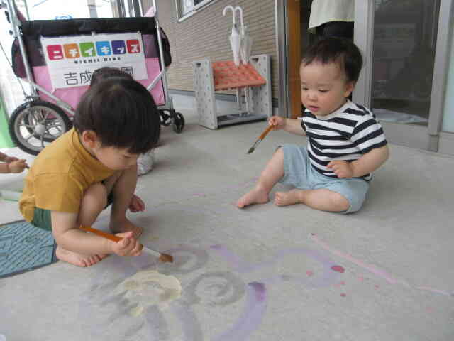 なにこれ！！（あひる・うさぎ組：1・2歳児）