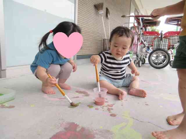AちゃんとS君、一緒にお絵描きを楽しんでいました