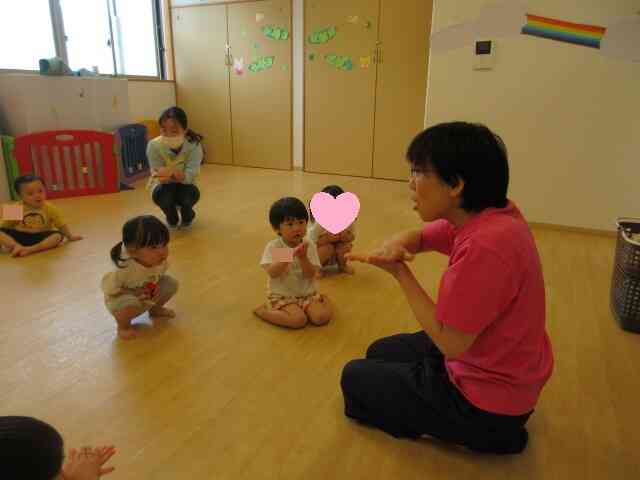 講師の先生の動きをじっと見て真似をしていました