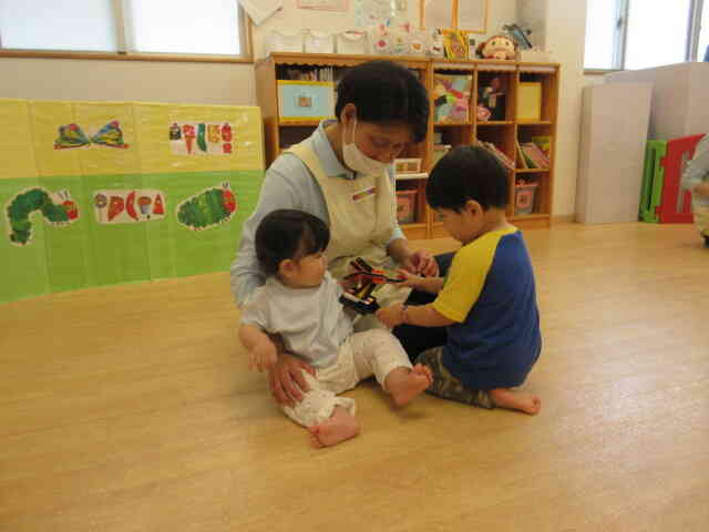 ひよこ組のお友だちに「どうぞ」と楽器を渡してくれる優しいH君です