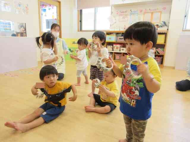 音楽に合わせて鈴を鳴らして楽しそうな子どもたち！