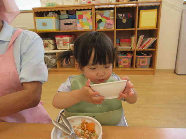 お汁のお椀を持ってゴクゴク。「おいし！」と喜ぶＥちゃんでした。