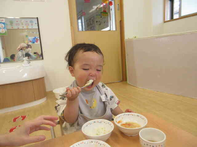 たくさん遊んでお腹空いた～と自分でスプーンを持って食べていました。給食美味しいね。