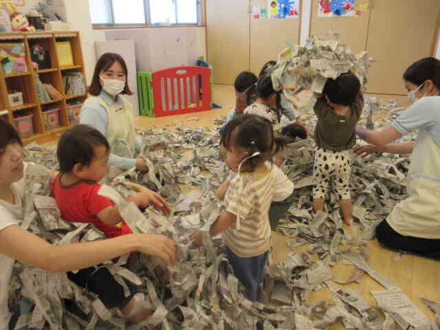 子育て広場～新聞紙で遊ぼう～