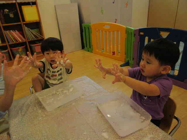 片栗粉を使って色々な遊びをしたよ（あひる・うさぎ組：1・2歳児）