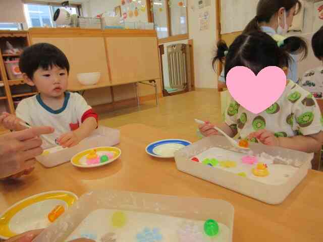 発掘遊び楽しいな～と真剣に玩具を発掘していました
