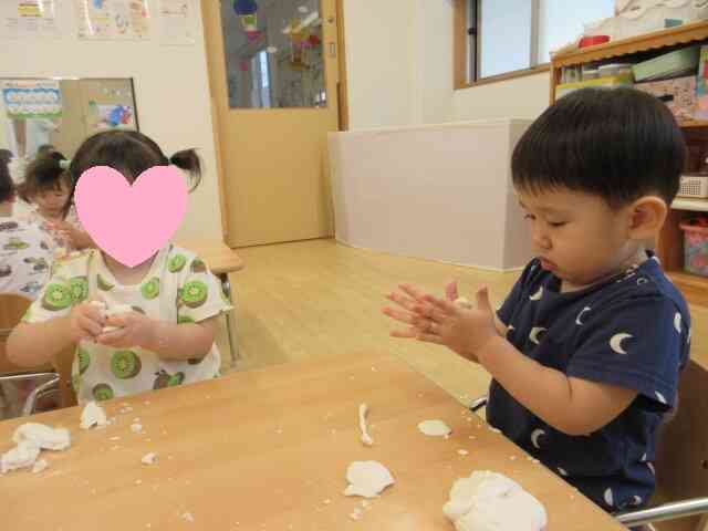 いつもの粘土より柔らかい感触でじっくり遊んでいました