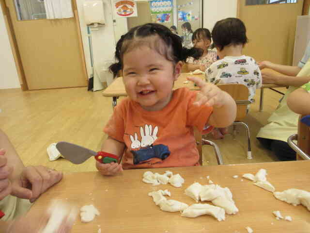 ひよこ組のTちゃんも一緒に粘土遊びしたよ！可愛い笑顔が見られました