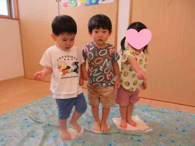 ジップロックの中に粘土を入れて足で踏んでみました！「１・２、１・２」と足踏みをしていました