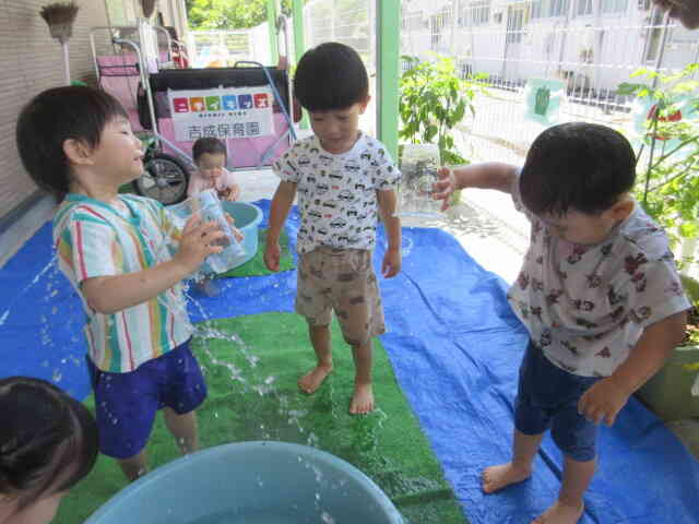 水遊びをしました♪（あひる・うさぎ組：１・2歳児）