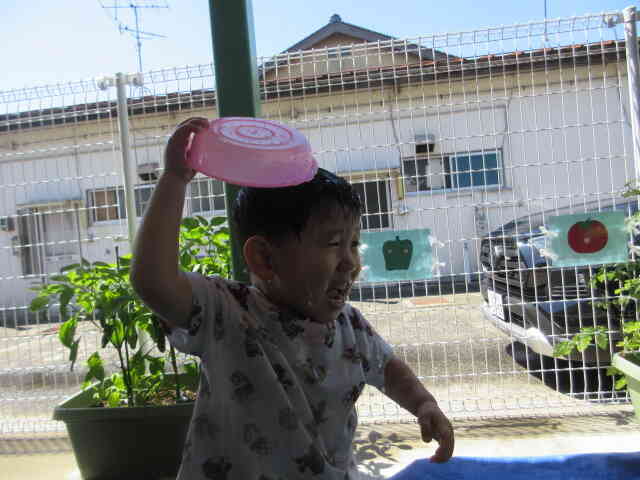 うわあ～きもちい～！と何度も自分に水をかけて全身で水遊びを楽しんでいました。