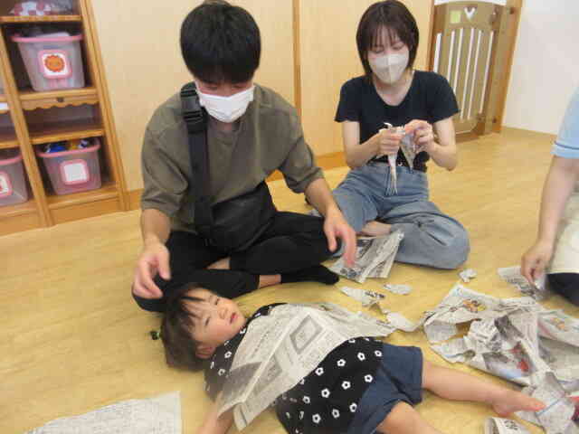 新聞紙のお布団かけてもらったよ！ウトウト眠そうにするEちゃん