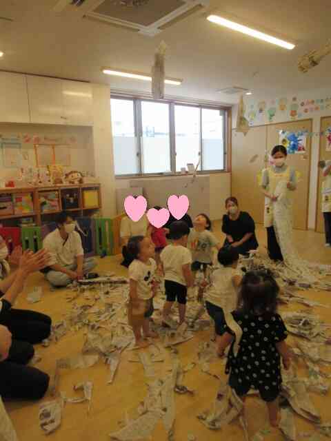 新聞紙で遊んだよ