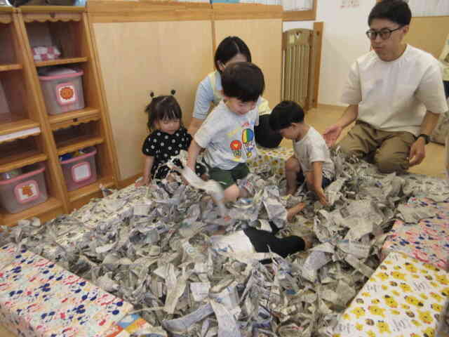 たくさんの新聞紙に大喜びの子どもたちです