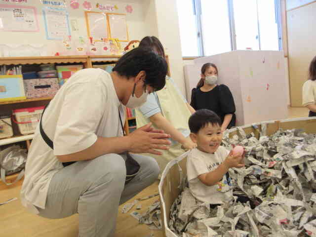 新聞紙の中から卵を発見！！宝探しも楽しみました