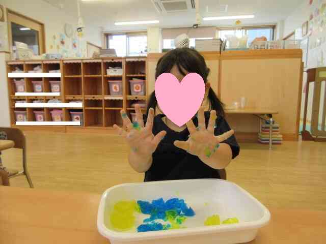 「先生、見て～」と手に色が付いたことを教えてくれたAちゃん