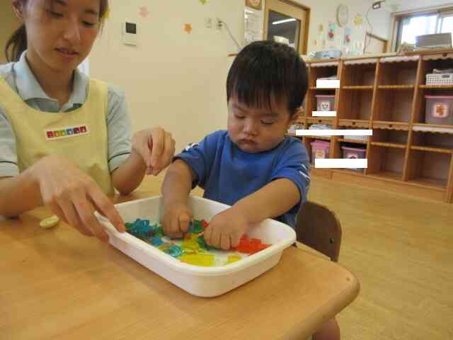 初めての寒天遊び！これなんだろう？と不思議そうにする姿もありましたが、握ったり混ぜたりして寒天遊びを楽しむM君