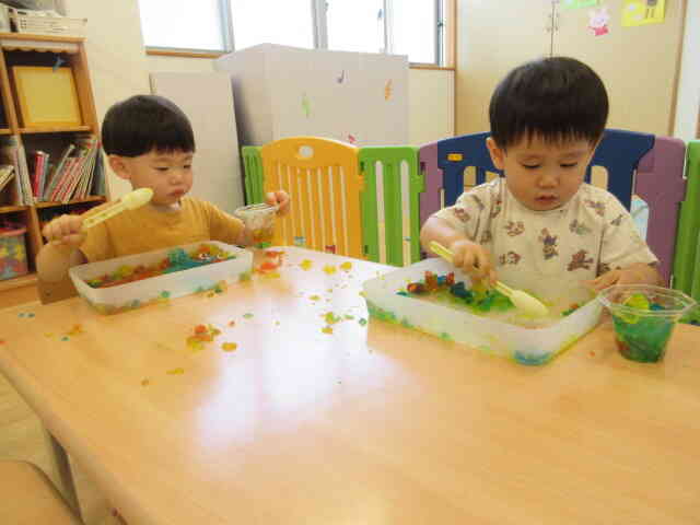 寒天遊びをしました（あひる・うさぎ組：1・2歳児）