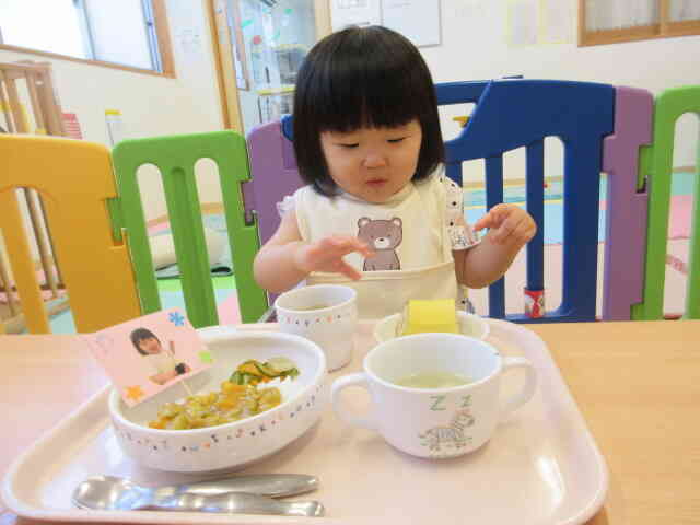 どれから食べようかな？とワクワク♪大好きな給食、美味しかったね！