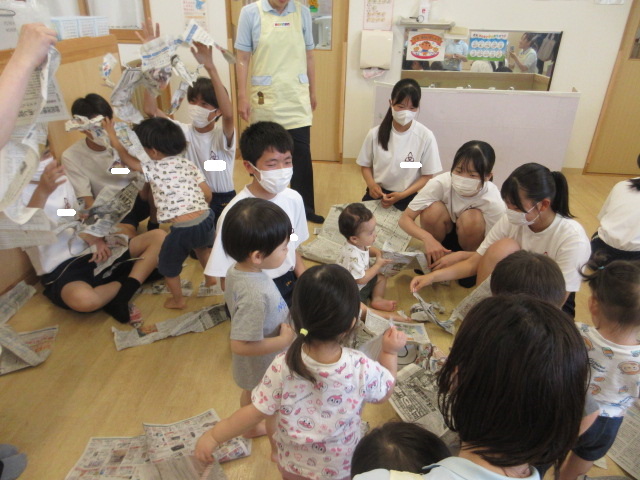 一緒に新聞紙で遊びました