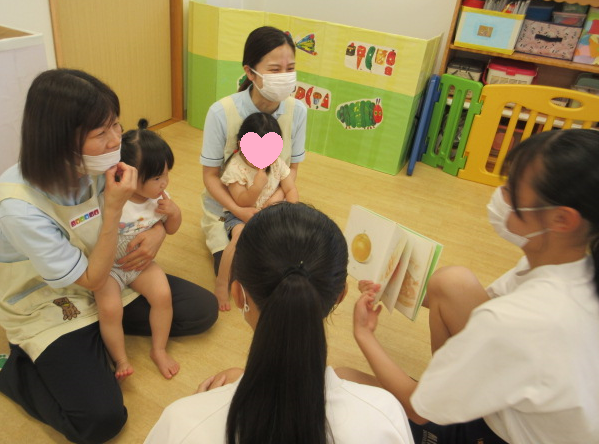 「あ～んパク」と絵本の中の食べ物を食べていたAちゃんとEちゃん