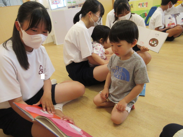 お姉さんの読み聞かせを真剣に聞いているMくん