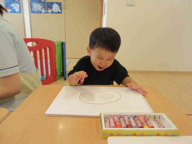 お絵描きをしながら「あはは～！」と笑って楽しそうなHくん