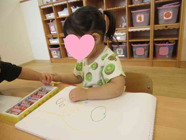 「何色にしようかな～？」とお絵描きを楽しむAちゃん。上手に家族の似顔絵を描いていました