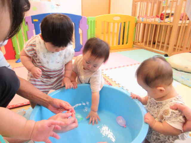 お水も冷たいよ！と氷から溶けだした水を触って気持ちよさそうでした