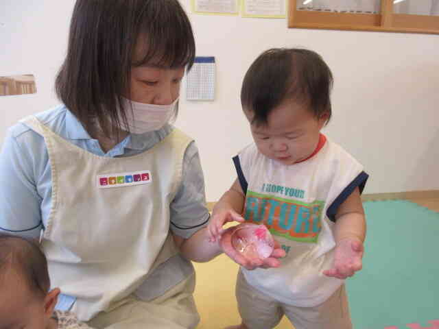 新しいお友だち＆遊びの様子(0歳児・ひよこ組)