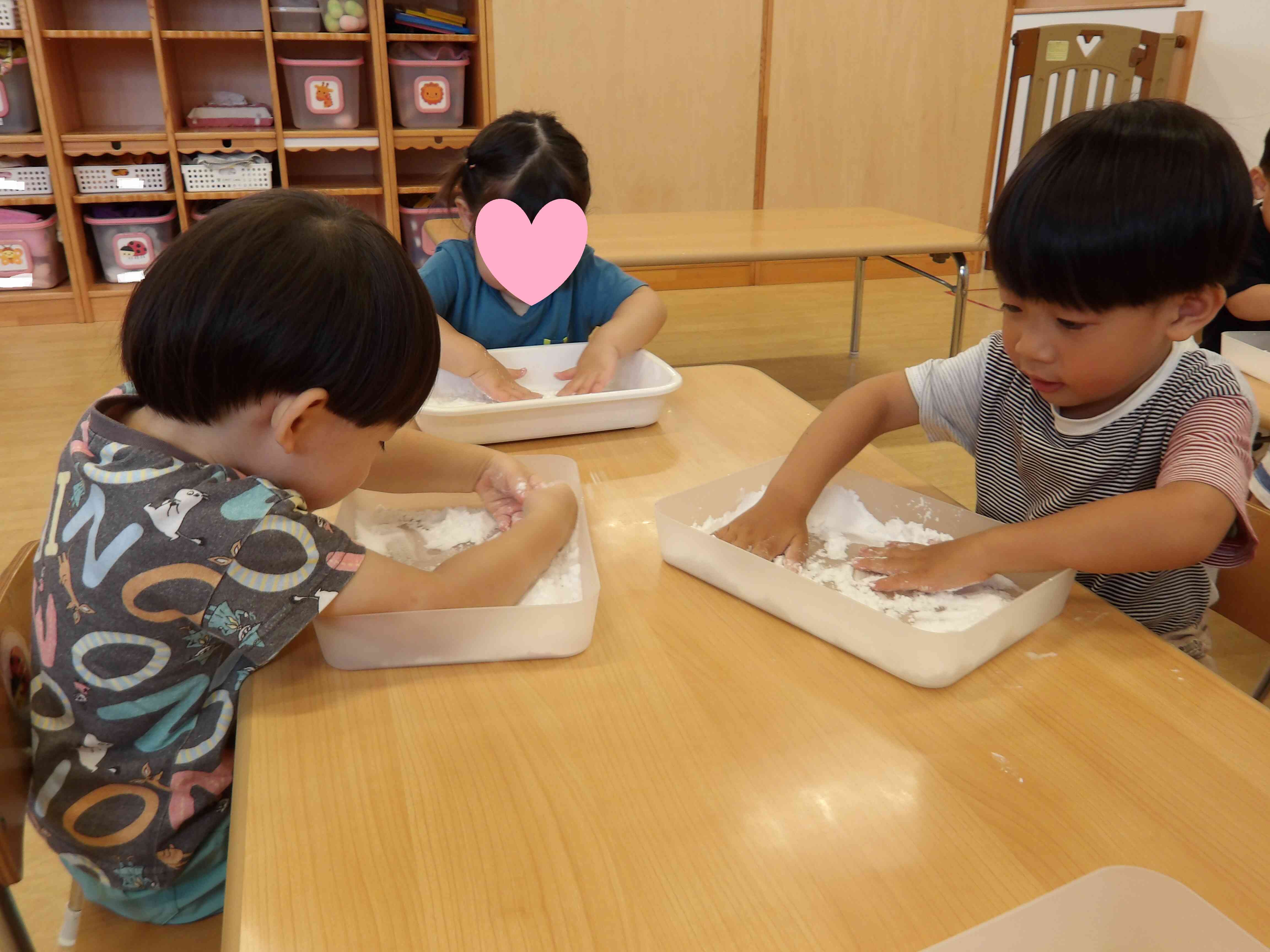 片栗粉を使って感触遊びをしました(うさぎ、あひる組)