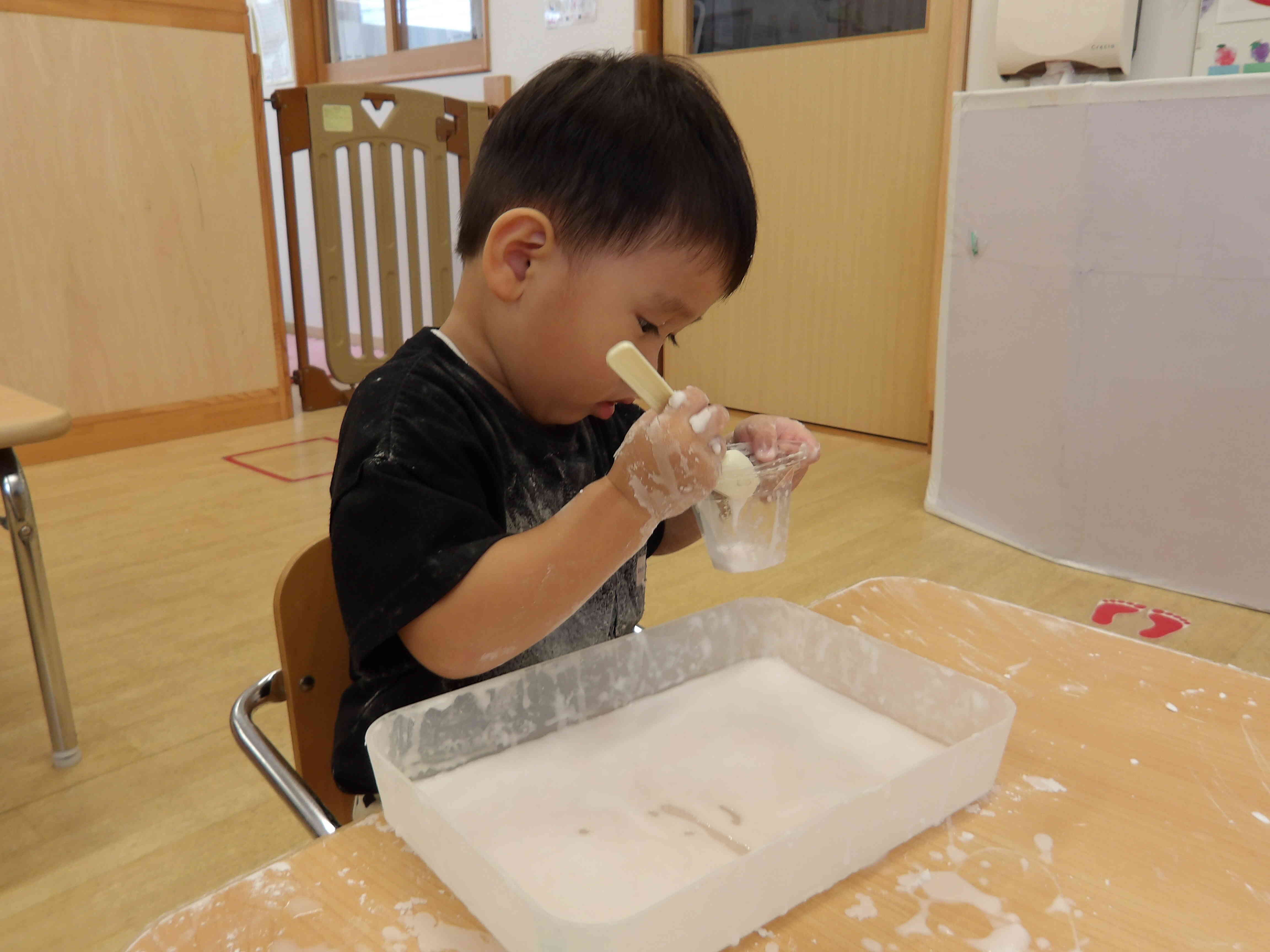 お水を入れてトロトロになった片栗粉をカップにうつして楽しむHくんです。