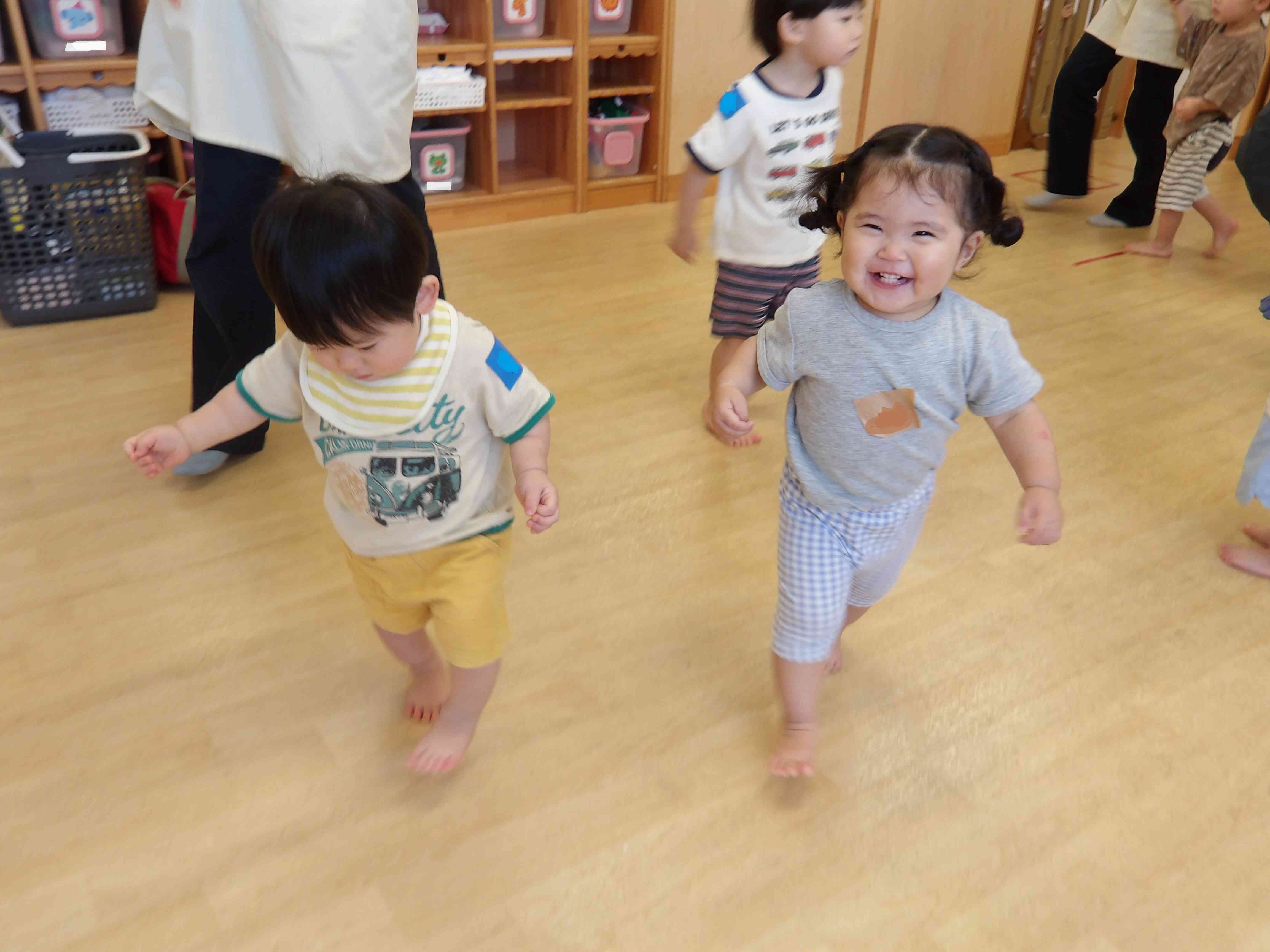 音楽に合わせて歩くの楽しいね♪