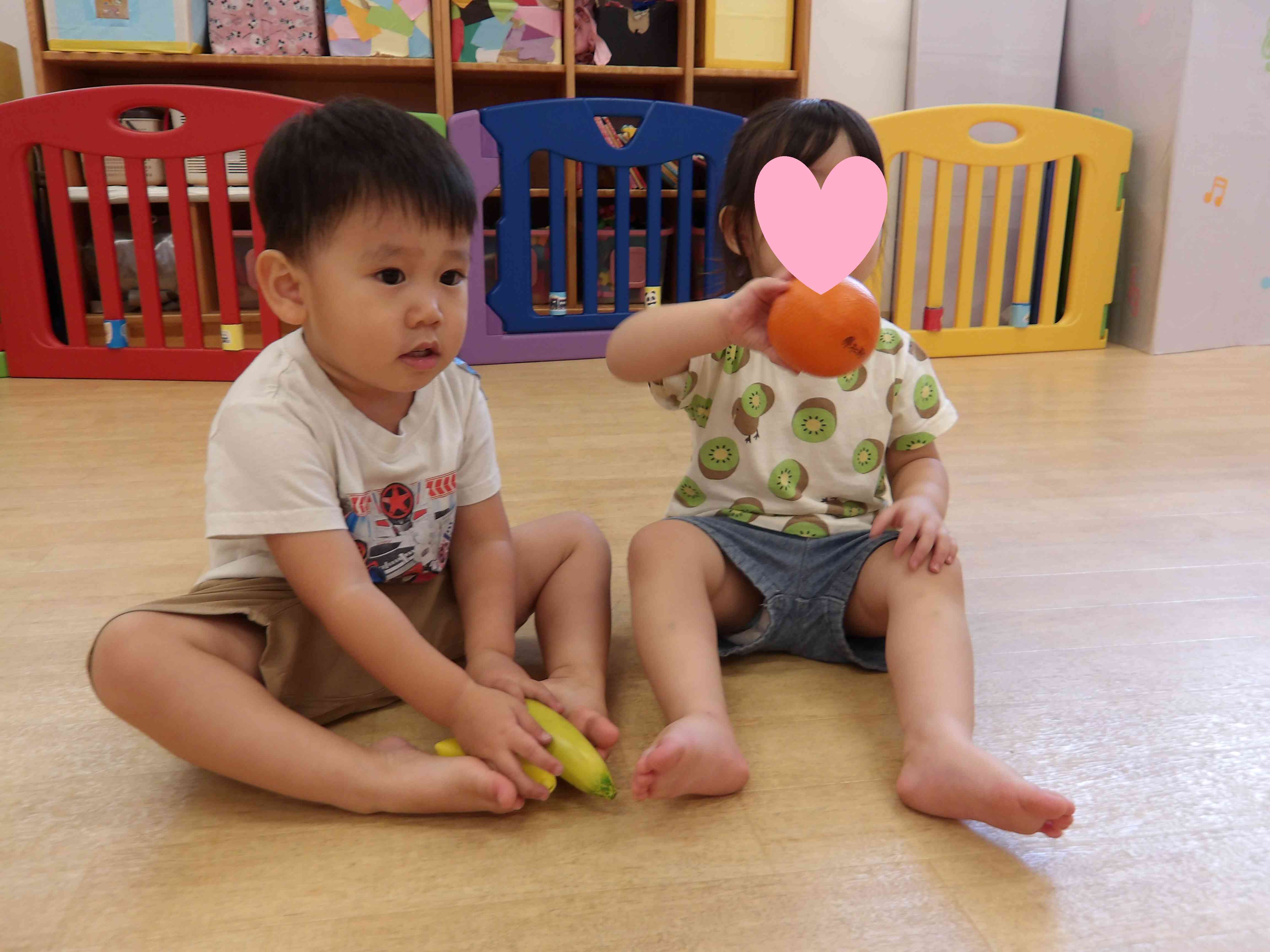 「シャカシャカ」果物の楽器を使って音を鳴らしたよ。