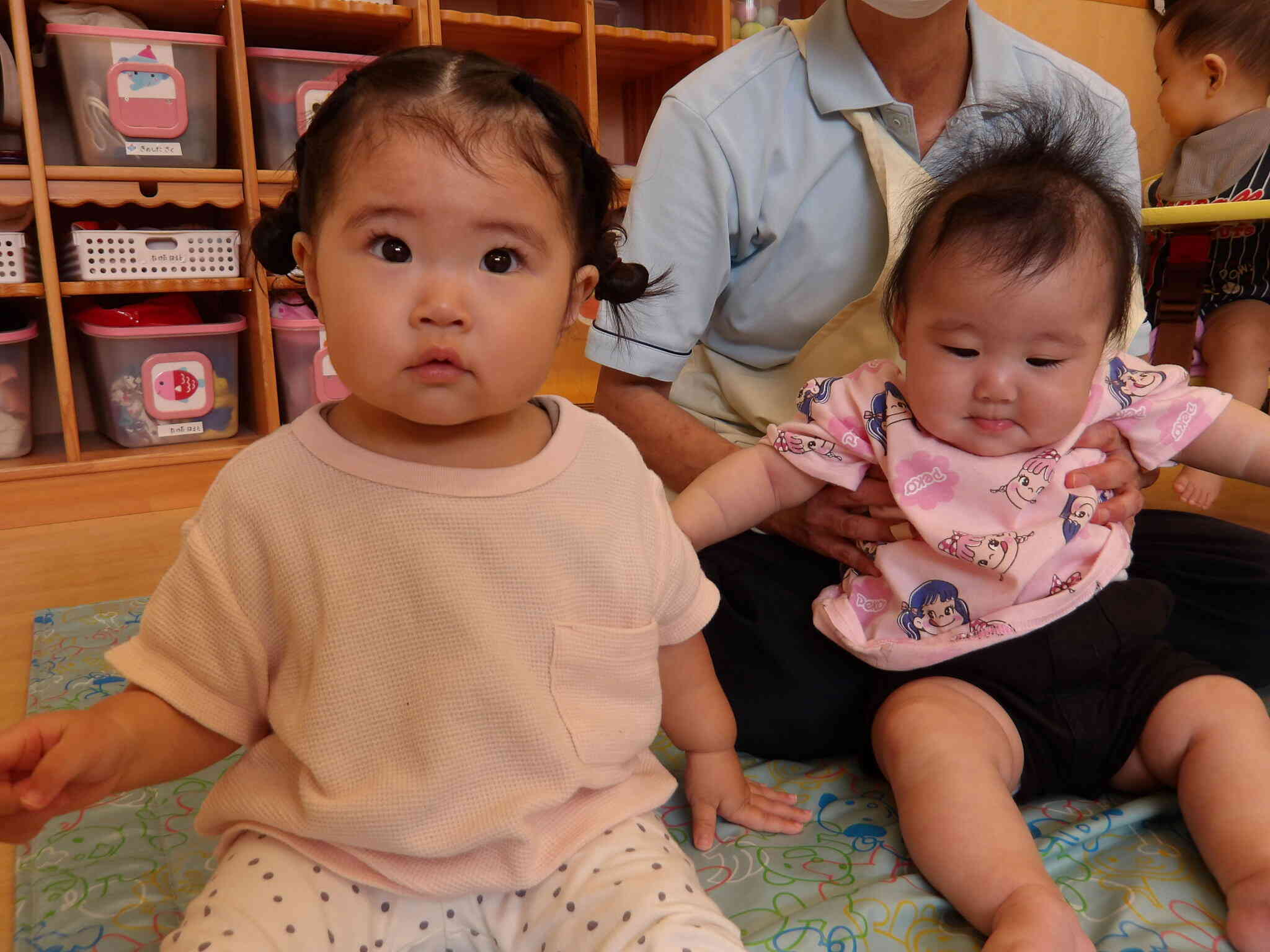 ひよこ組のTちゃんとNちゃん。ペープサートを見て声を出して喜ぶ姿がとても可愛かったです。