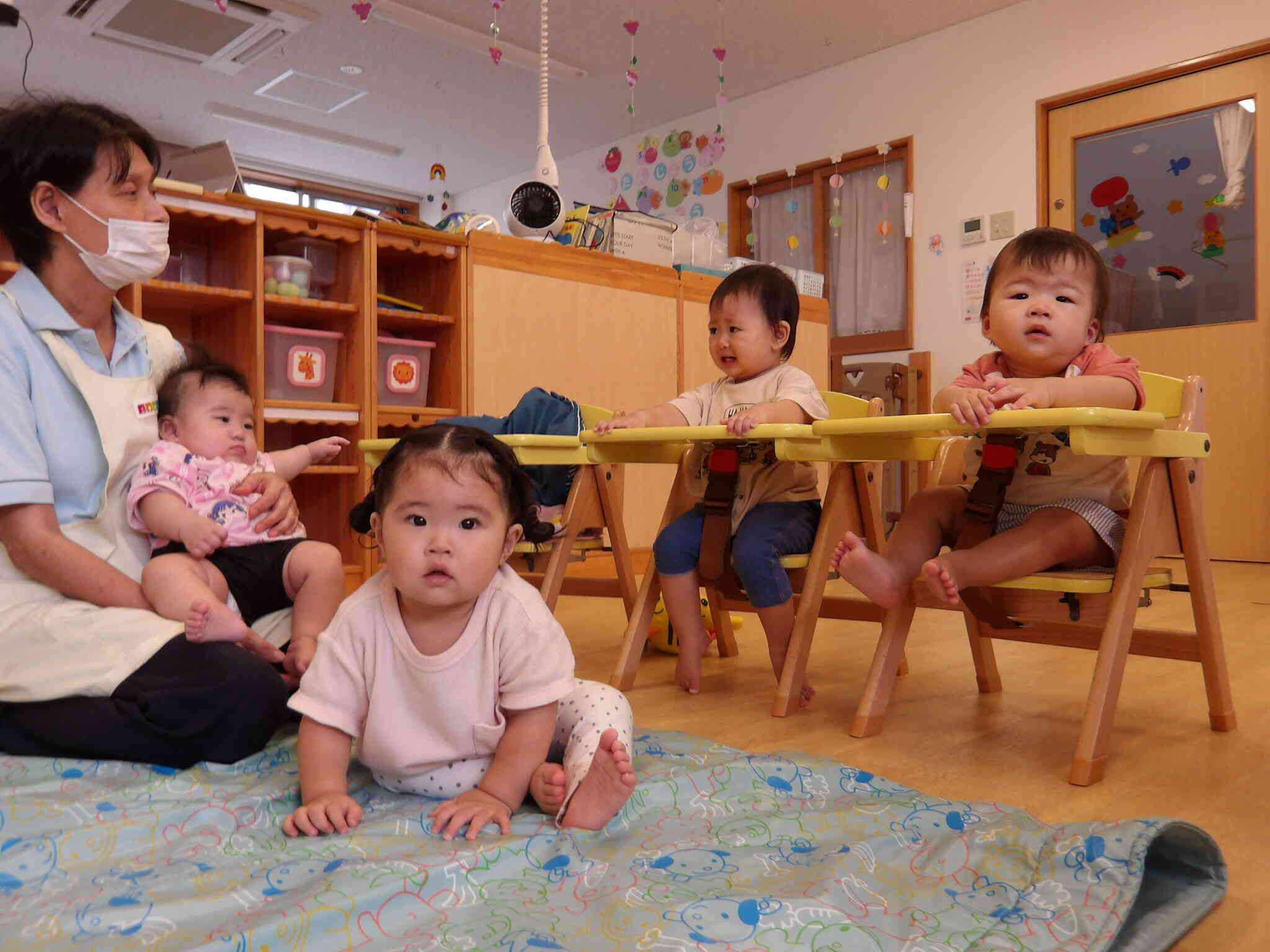 ひよこ組のお友達もペープサート興味津々で見ていましたよ。