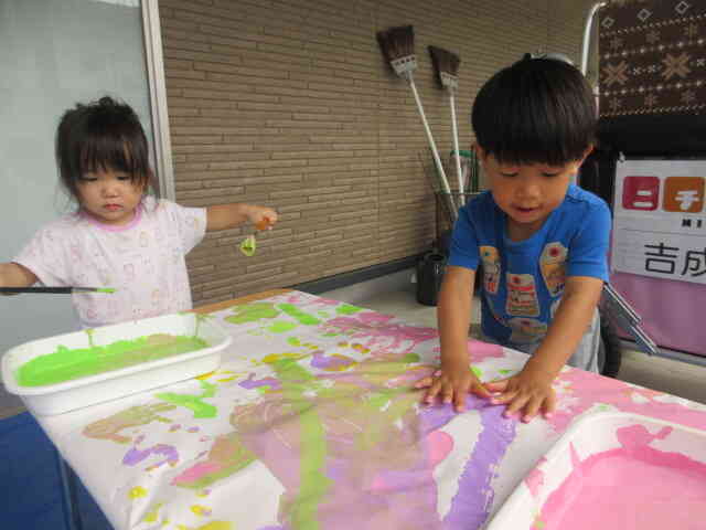 「えいっ」とダイナミックに手形を付けたり、筆で筆を塗って楽しんだりしていました。
