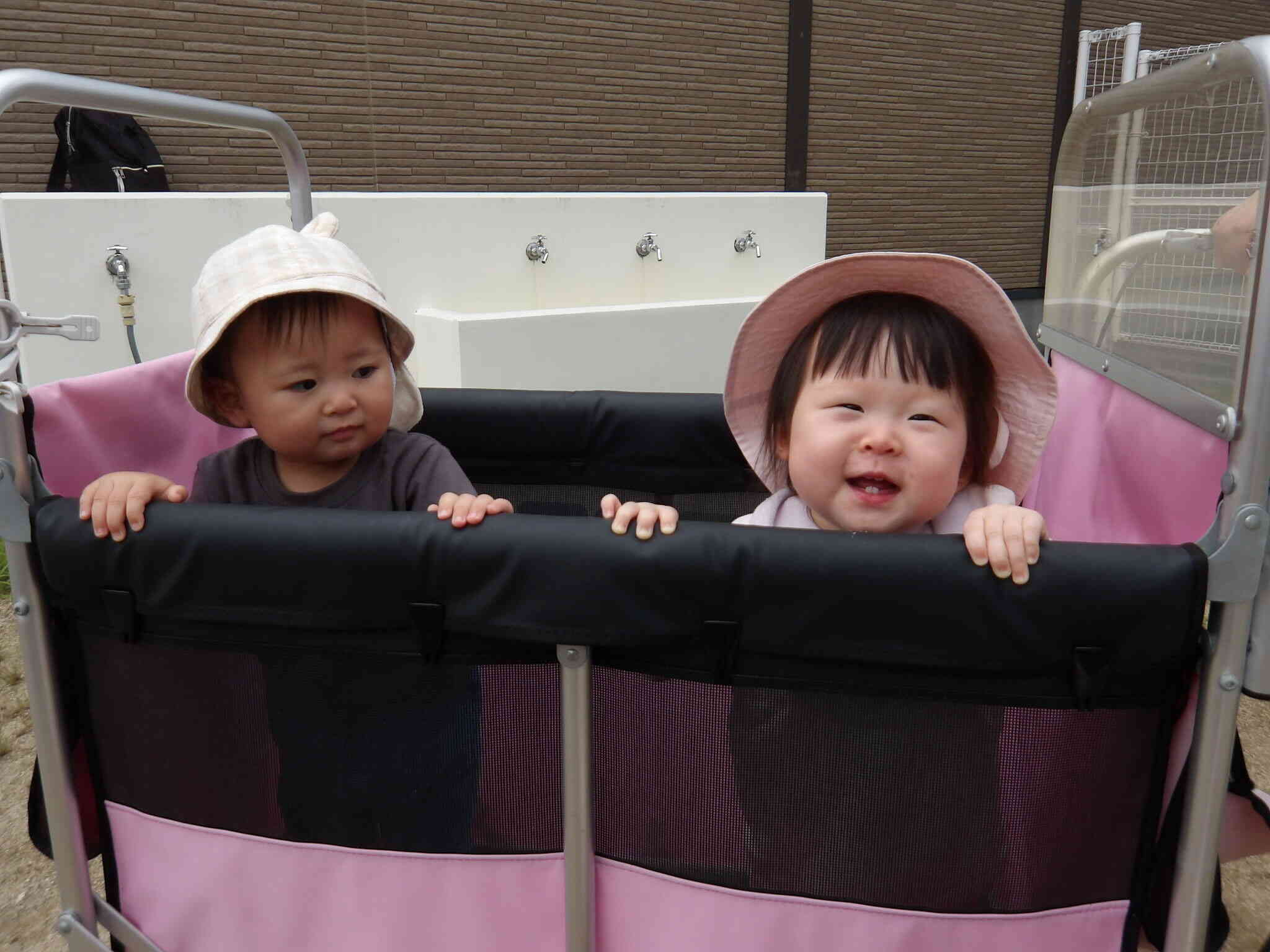 お散歩車から「ばぁ！」と可愛い笑顔を見せてくれたMちゃんでした