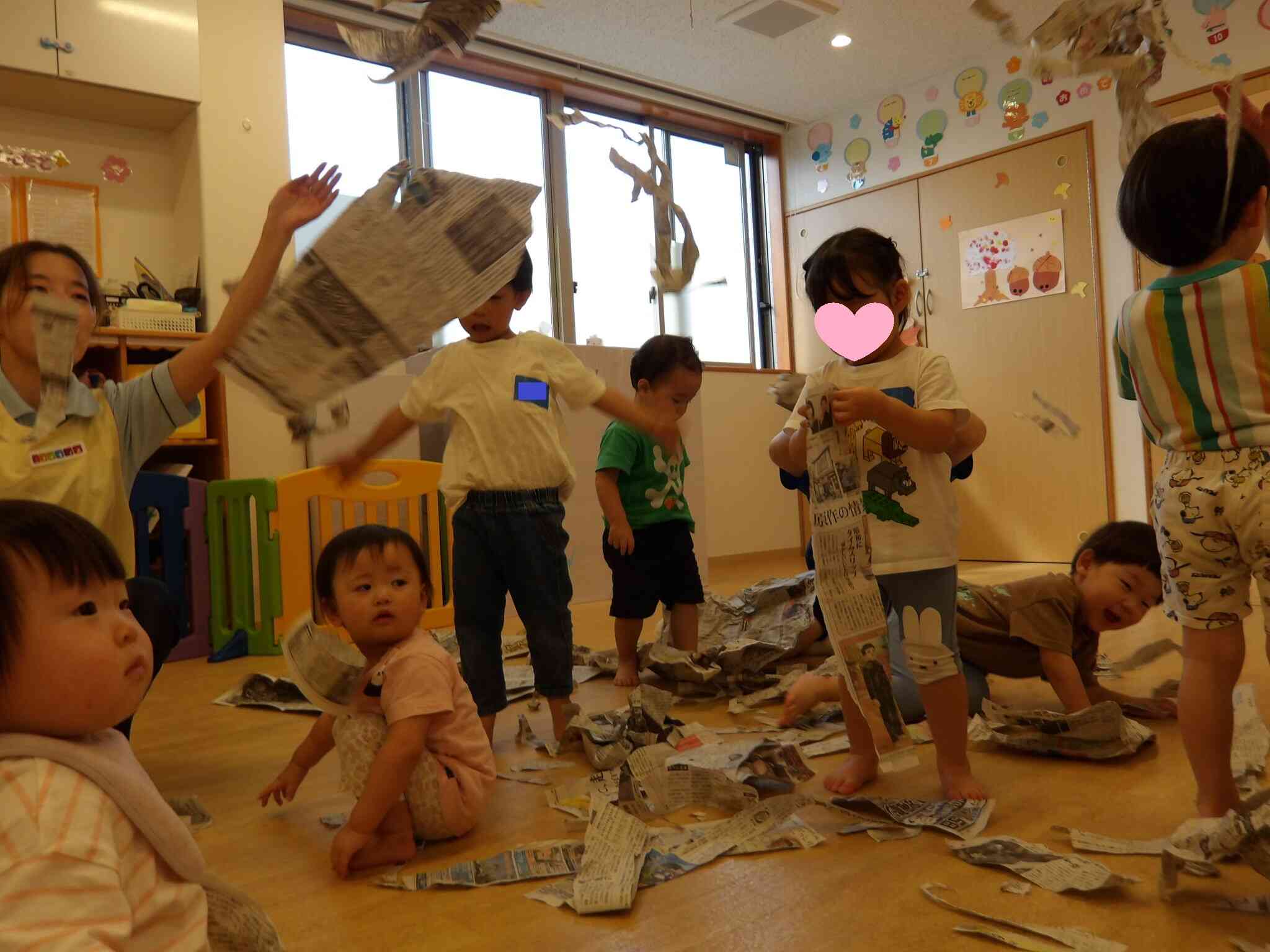 新聞紙遊びって楽しいな！