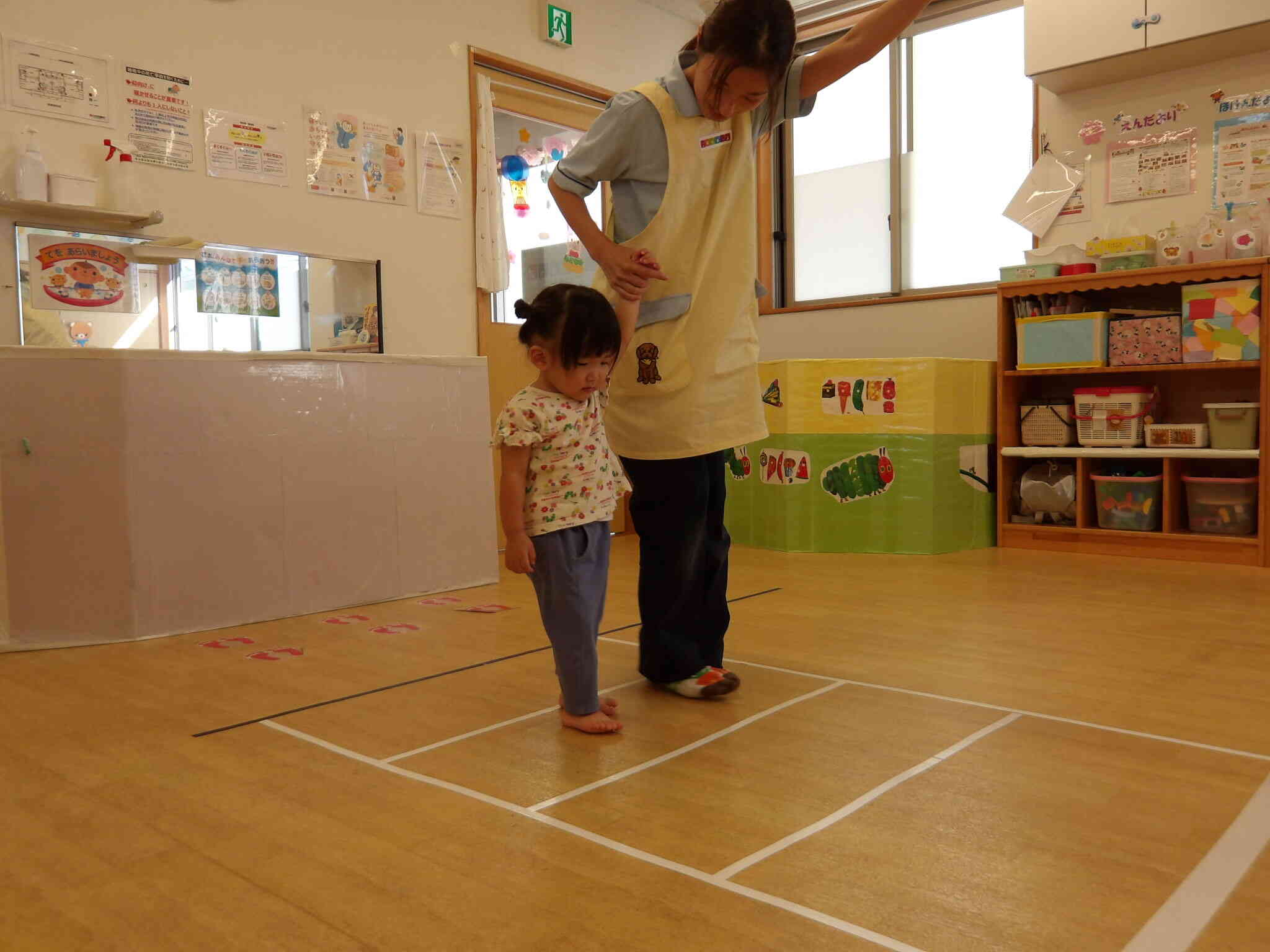 少し緊張しながらも保育者と横断歩道を渡ることができたよ。