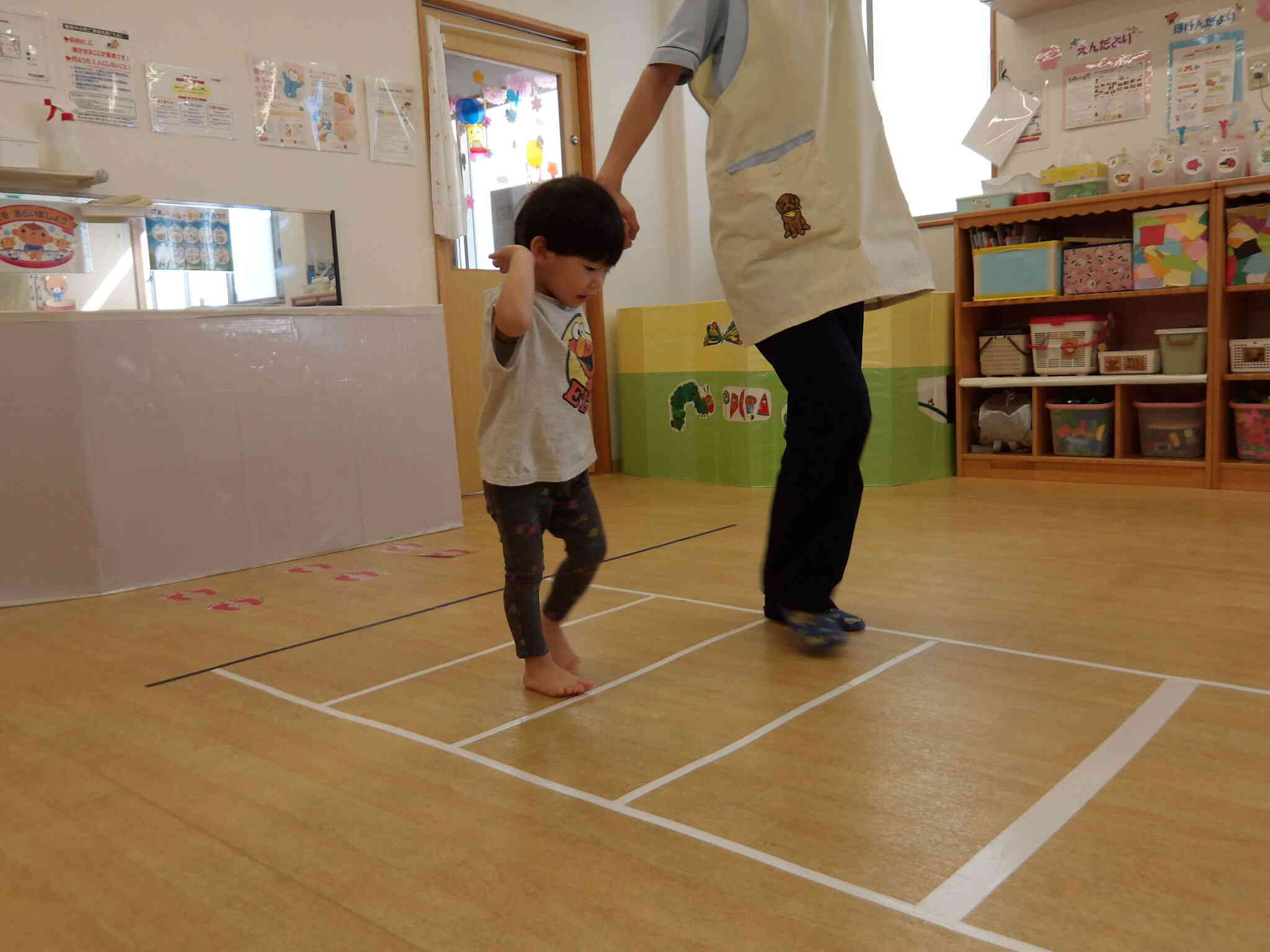 本物の横断歩道を渡る前にお部屋で練習しました。保育者と一緒に上手に手をあげて渡ることができたよ。